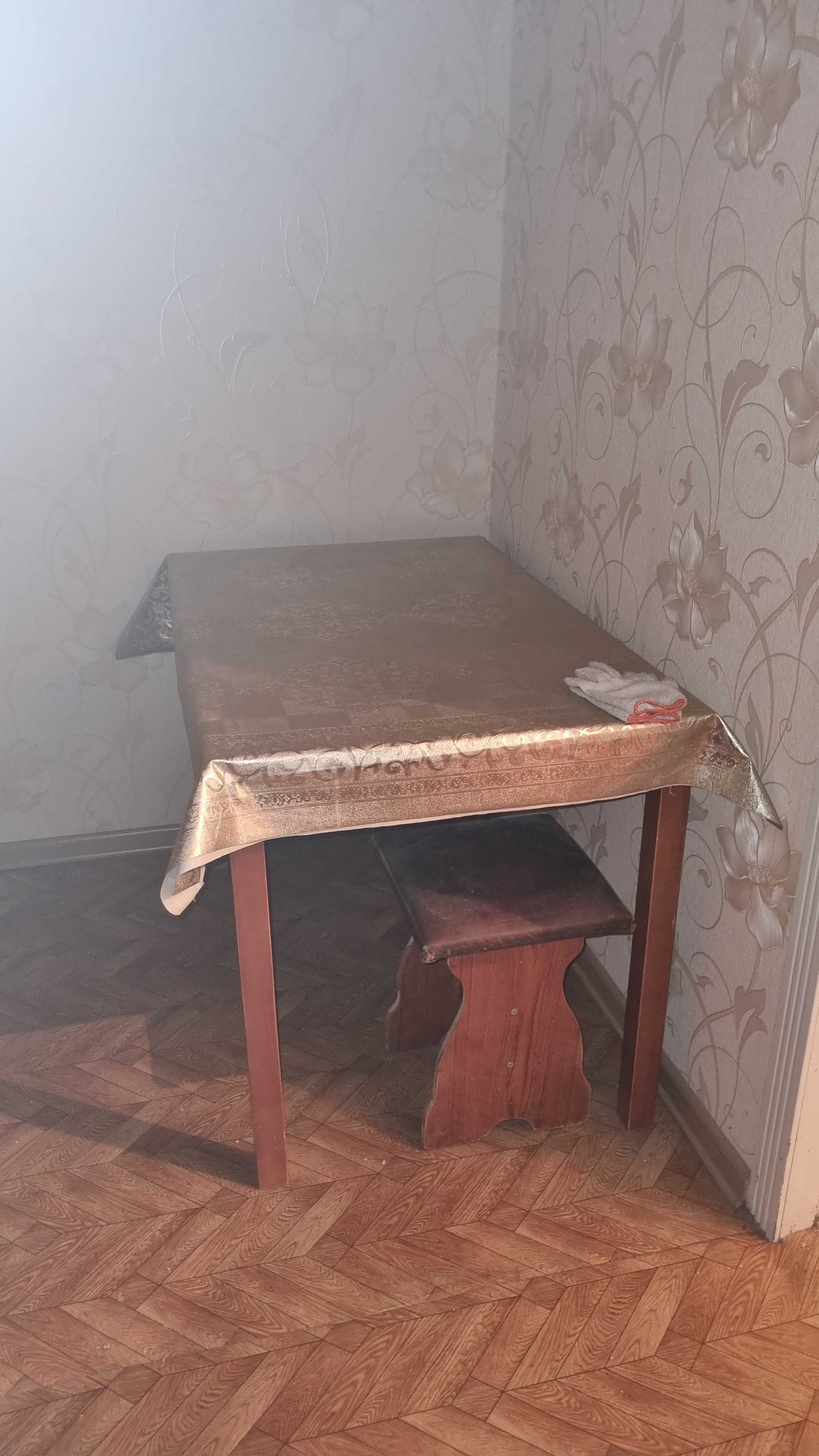 Стол и табуретка