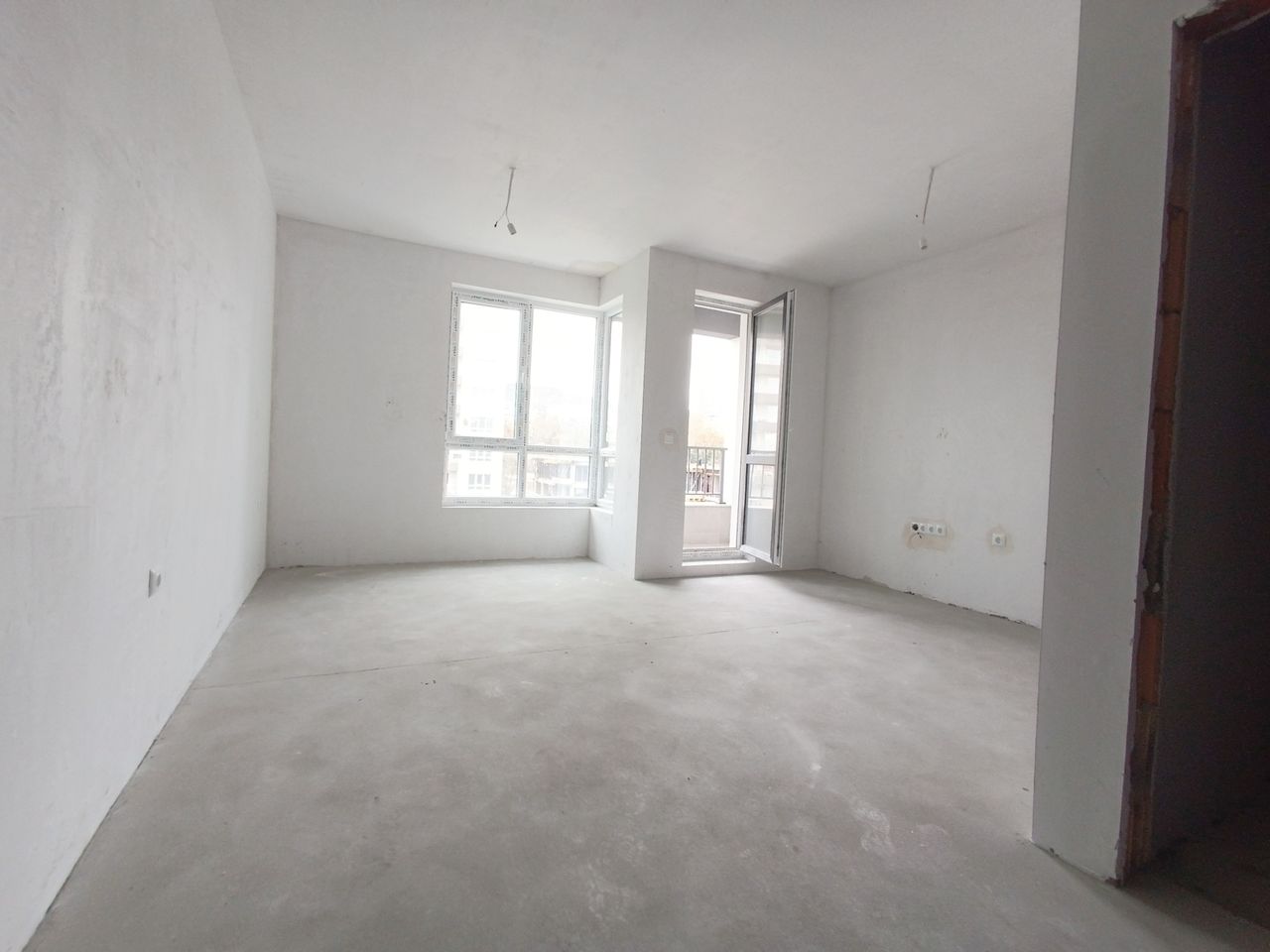 Продава се Едностаен апартамент в Варна, Спортна зала - 34 кв.м за 2015 €/кв.м - Снимка #2