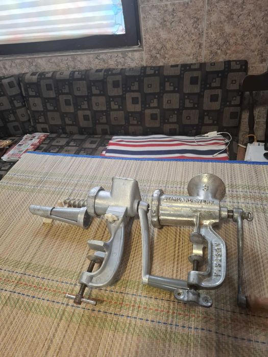 Компшект Машинка за мелене на месо номер 8 -кайма и машинка за сок.