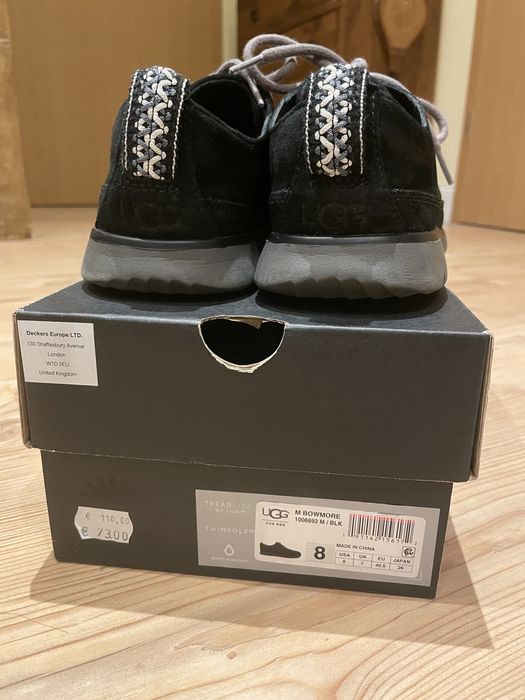 Vand o pereche pantofi UGG marimea 40.5-41 EU