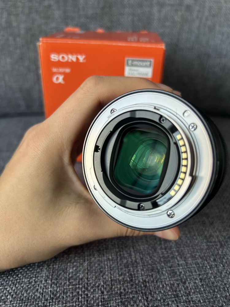 Обектив Sony FE 35mm F/1.8