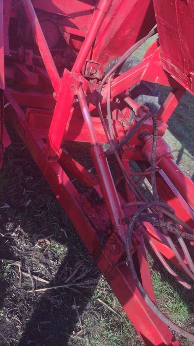 Vând culegătoare porumb,cu masa hidraulică