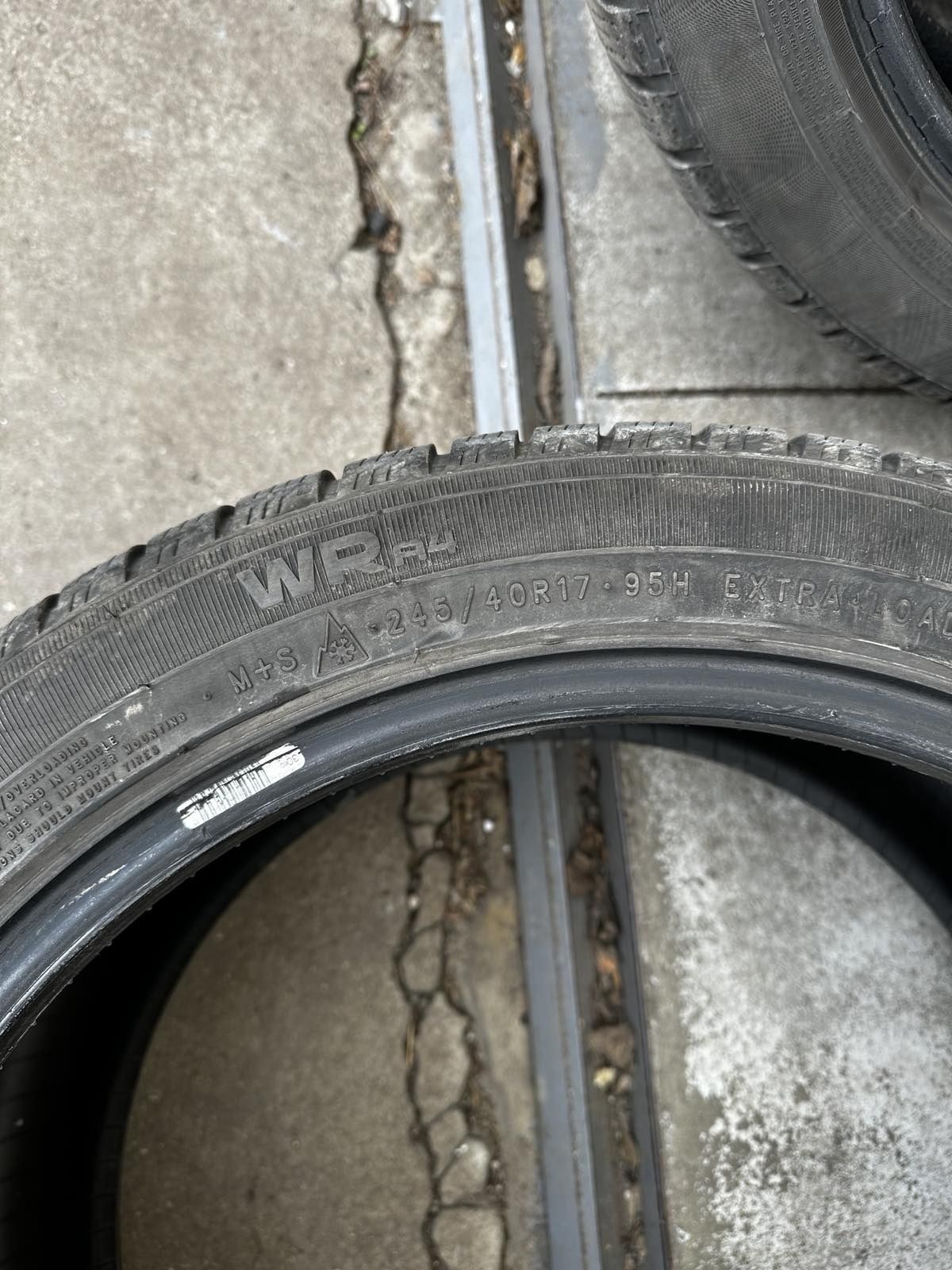 Зимни гуми - спорт пакет 2 гуми 225/45/R17 и още 2 гуми 245/40/R17