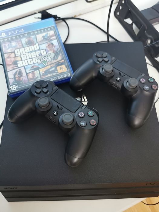 Sony Playstation 4 Pro 1TB, 2 джойстика, GTA