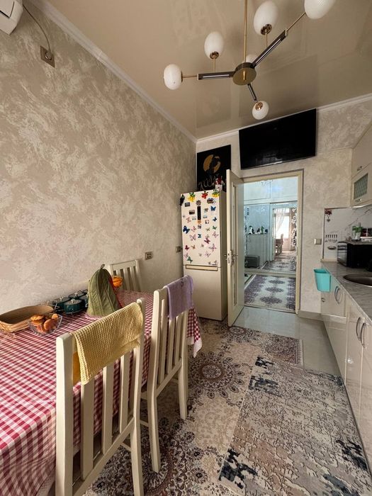 Uy sotiladi srochni. Kelishiladigan joyi bor.