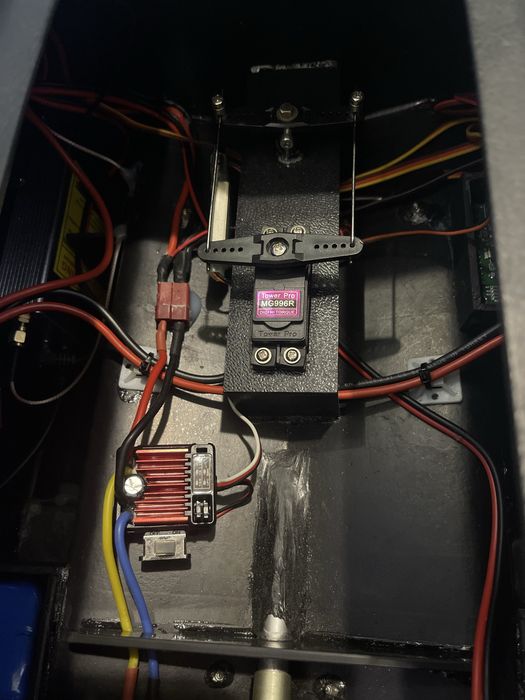 Лодка за захранка със сонар Lucky