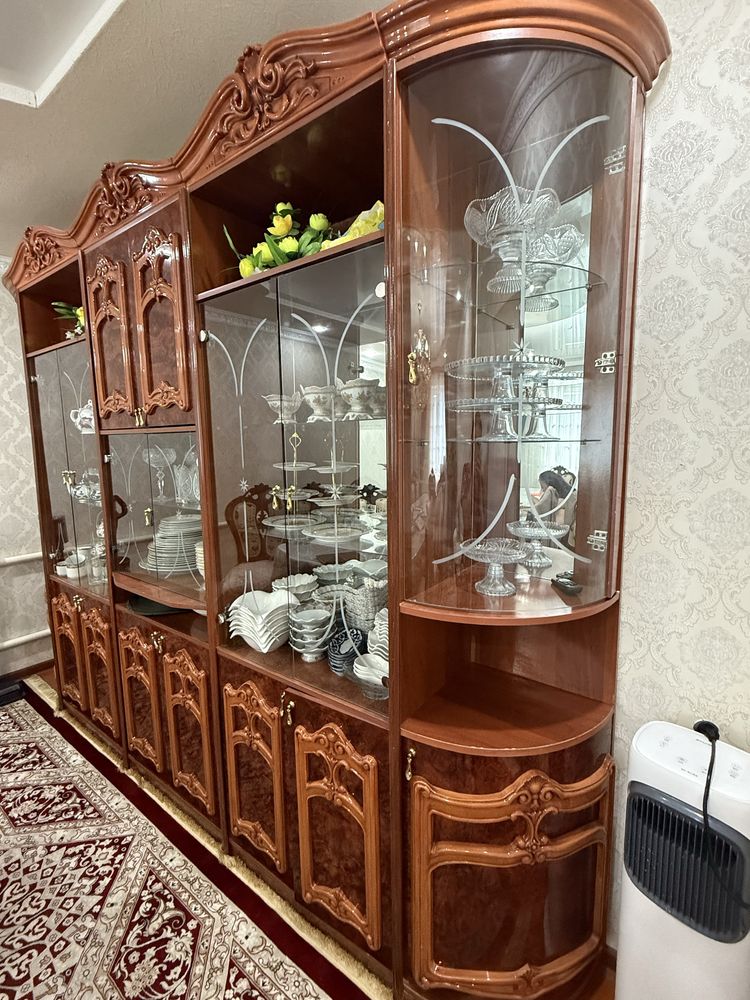 Продам классическую шкаф для посуды