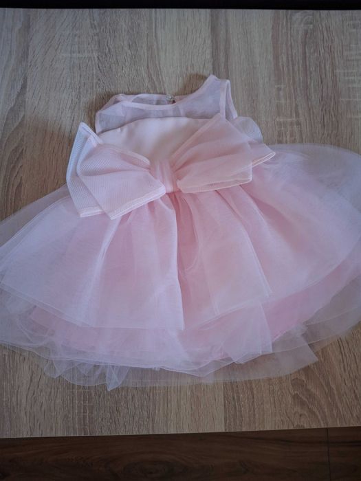 Продават се рокли