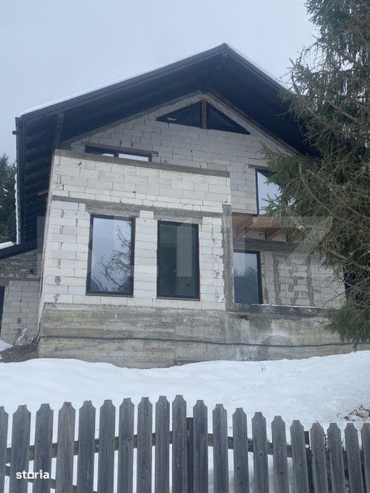 Casa de vanzare, 4 camere, 308 mp, in Vatra Dornei