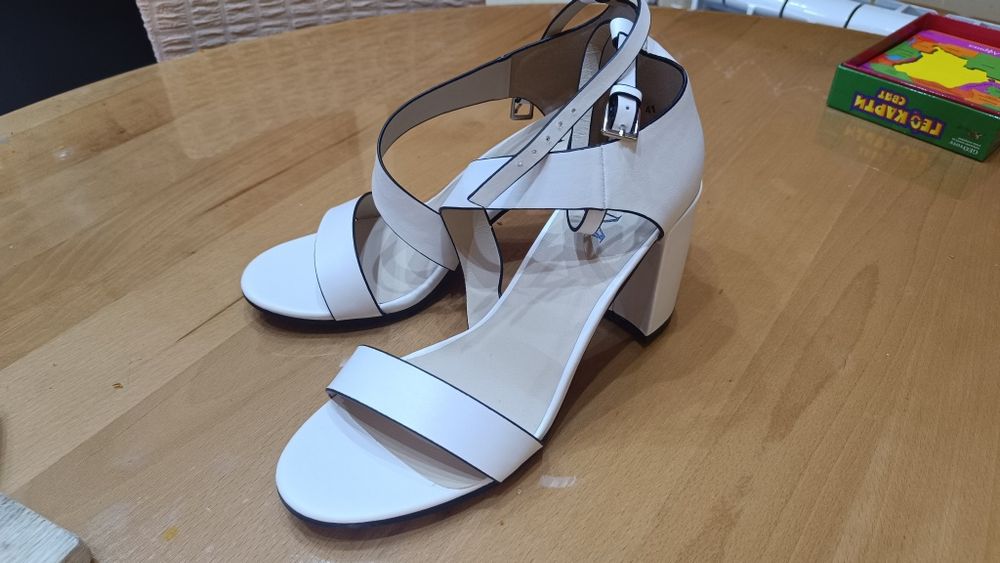 Чисто нови бели сандали