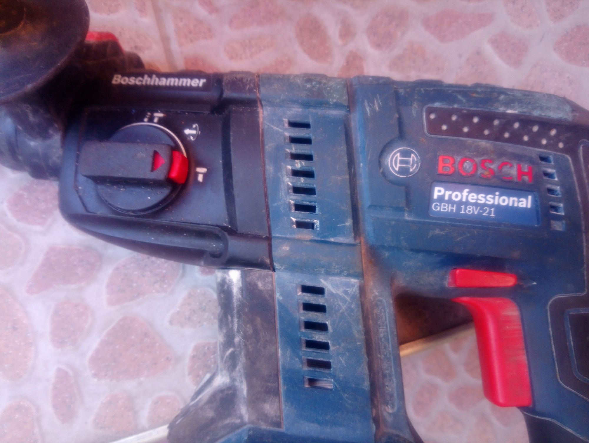 Перфоратор Bosch 18V Li on Безчетков Мотор