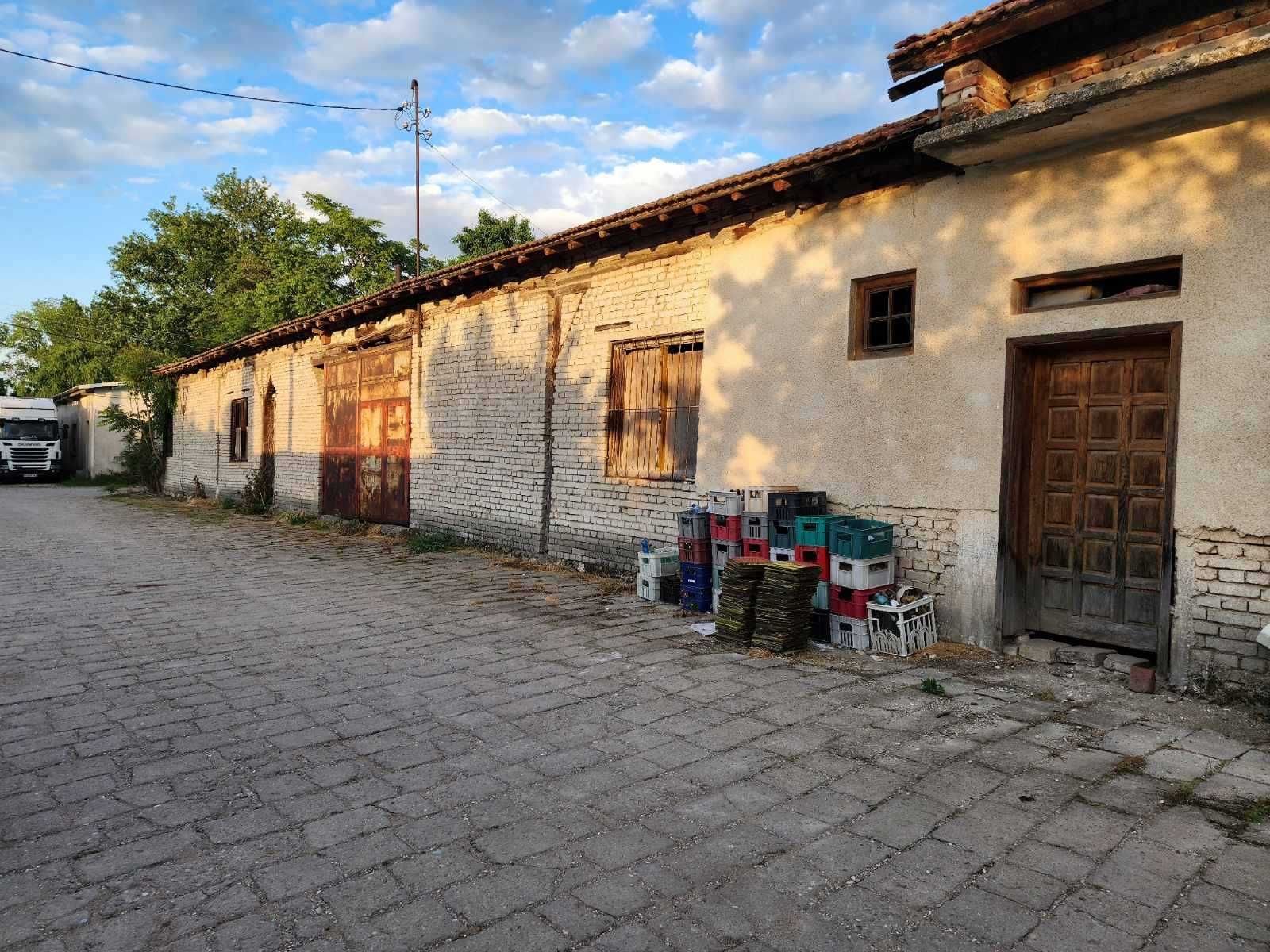 Продава се промишлено помещение с голям,парцел
