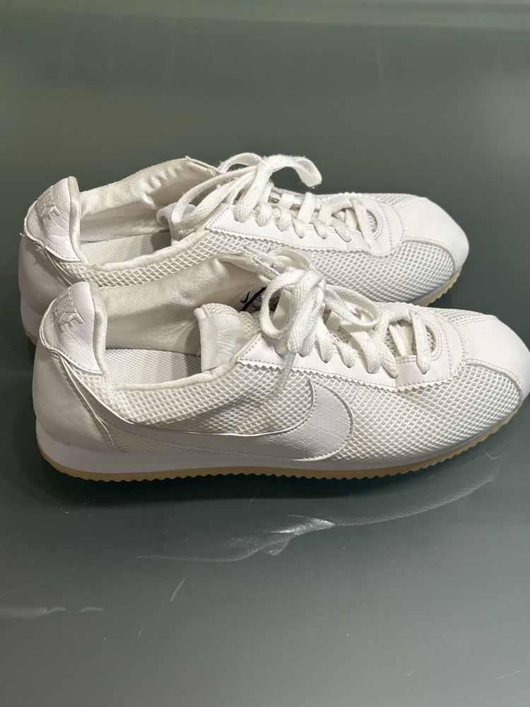 Бели обувки nike