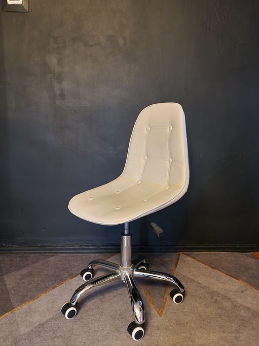 Продам стильное кресло