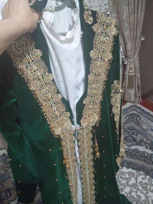Kelinlar uchun ansambl to'q yawil rangda juda ham ciroyli qishki ansam