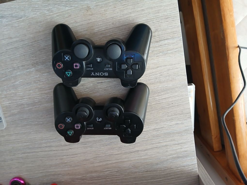 Продавам плеистеишан 3 с 12 игри