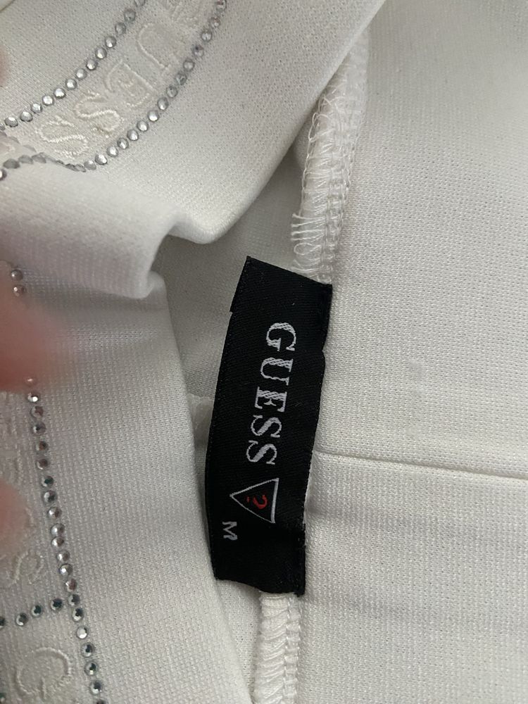 Бял клин на Guess