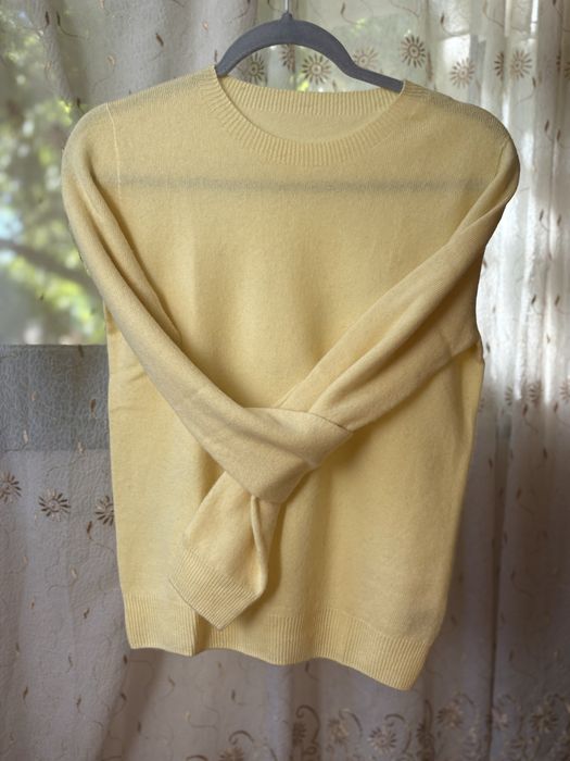 Пуловер от мека вълна наподобяваща кашмир