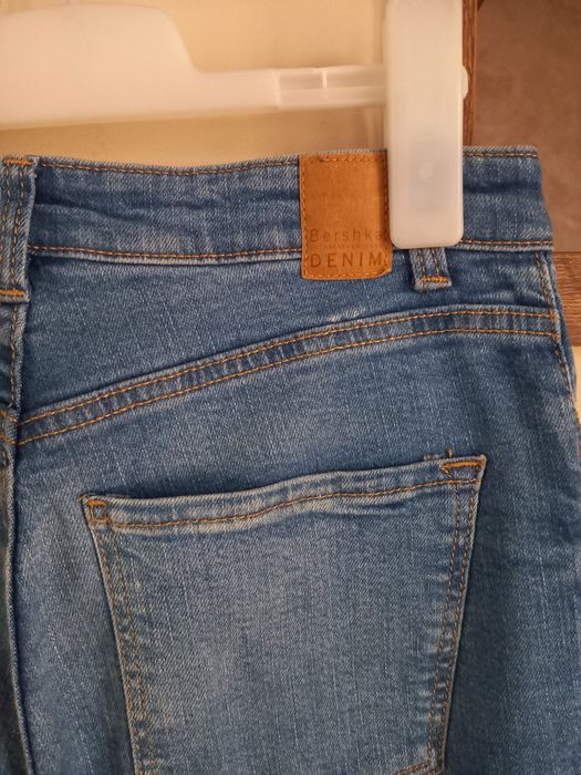 Blugi evazați Bershka