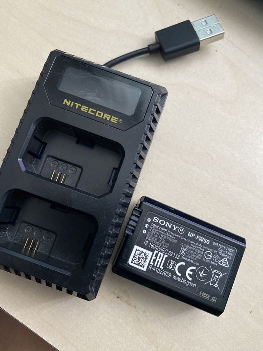 Зарядно nitecore и оригинална батерия Sony np-fw50
