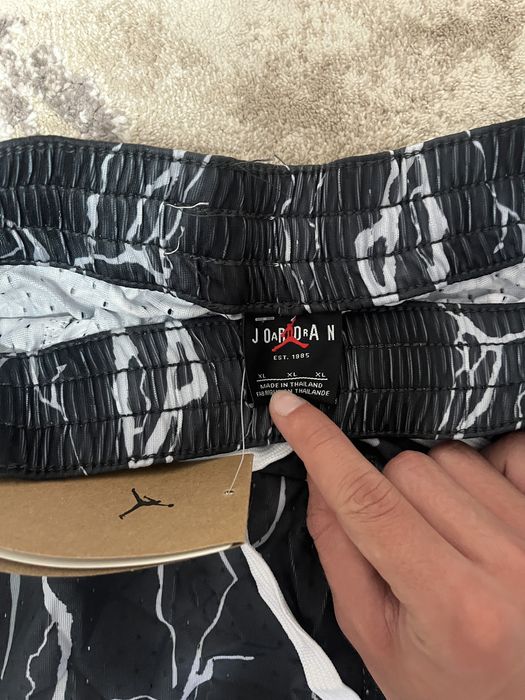 Pantaloni scurti jordan L si XL