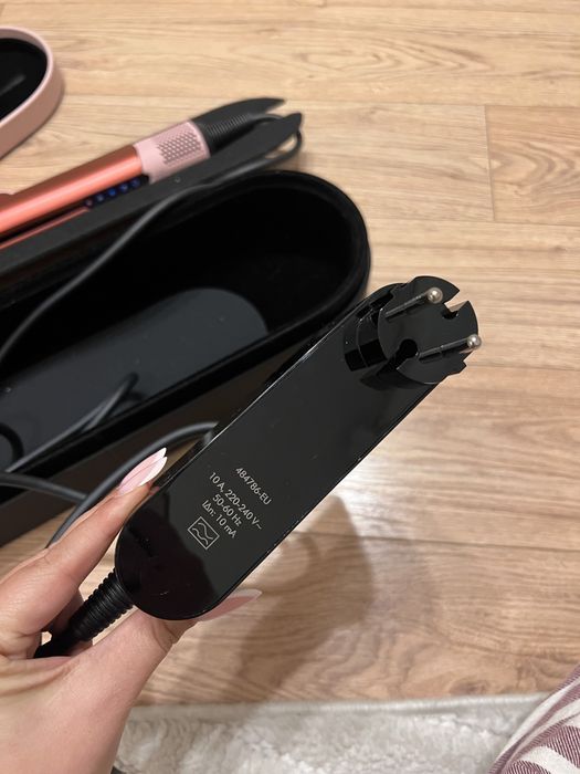 Dyson airstrait Stawberry bronze and blush pink Nou, in cutie