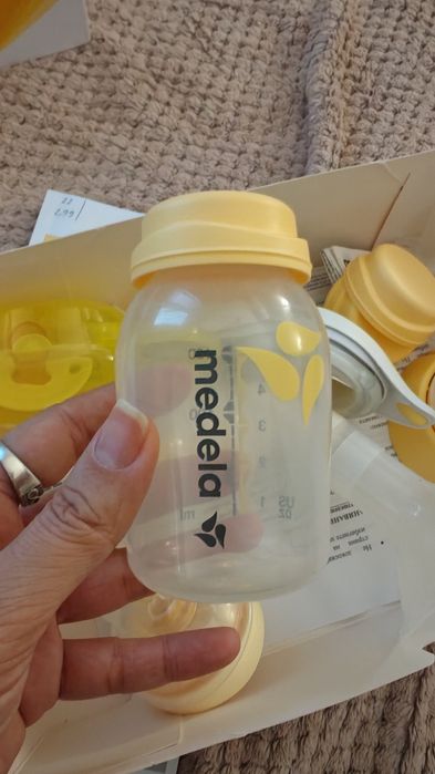 Ръчна помп за кърма Medela Harmoni с биберони Calma и подаръци