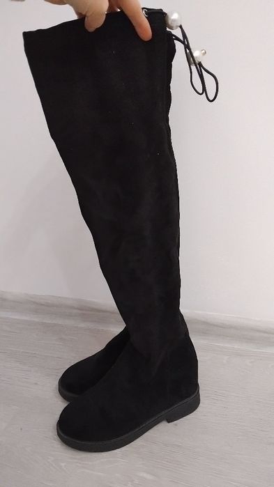 Сапожки-чулки,чёрного цвета.