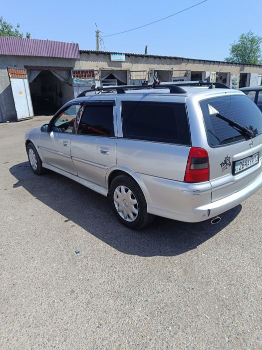 Продаётся Опель вектра б 2001 года мотор простой 2 куба 8 клапанный.