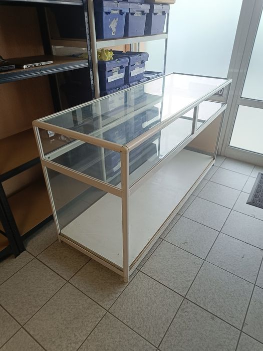 Стъклена витрина