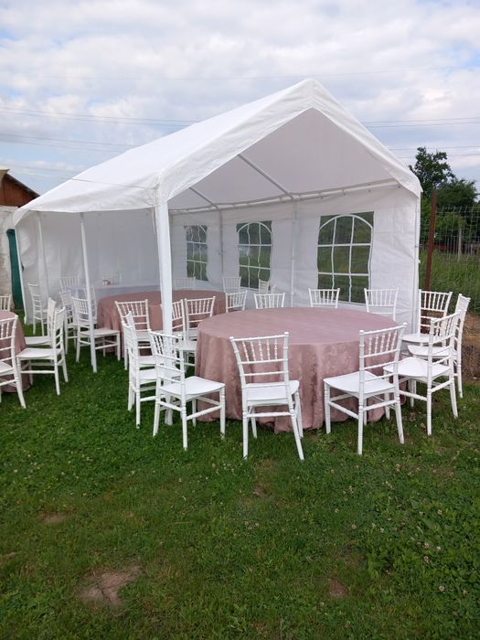 Închiriez scaune chiavari  ,mese rotunde umbrele evenimente