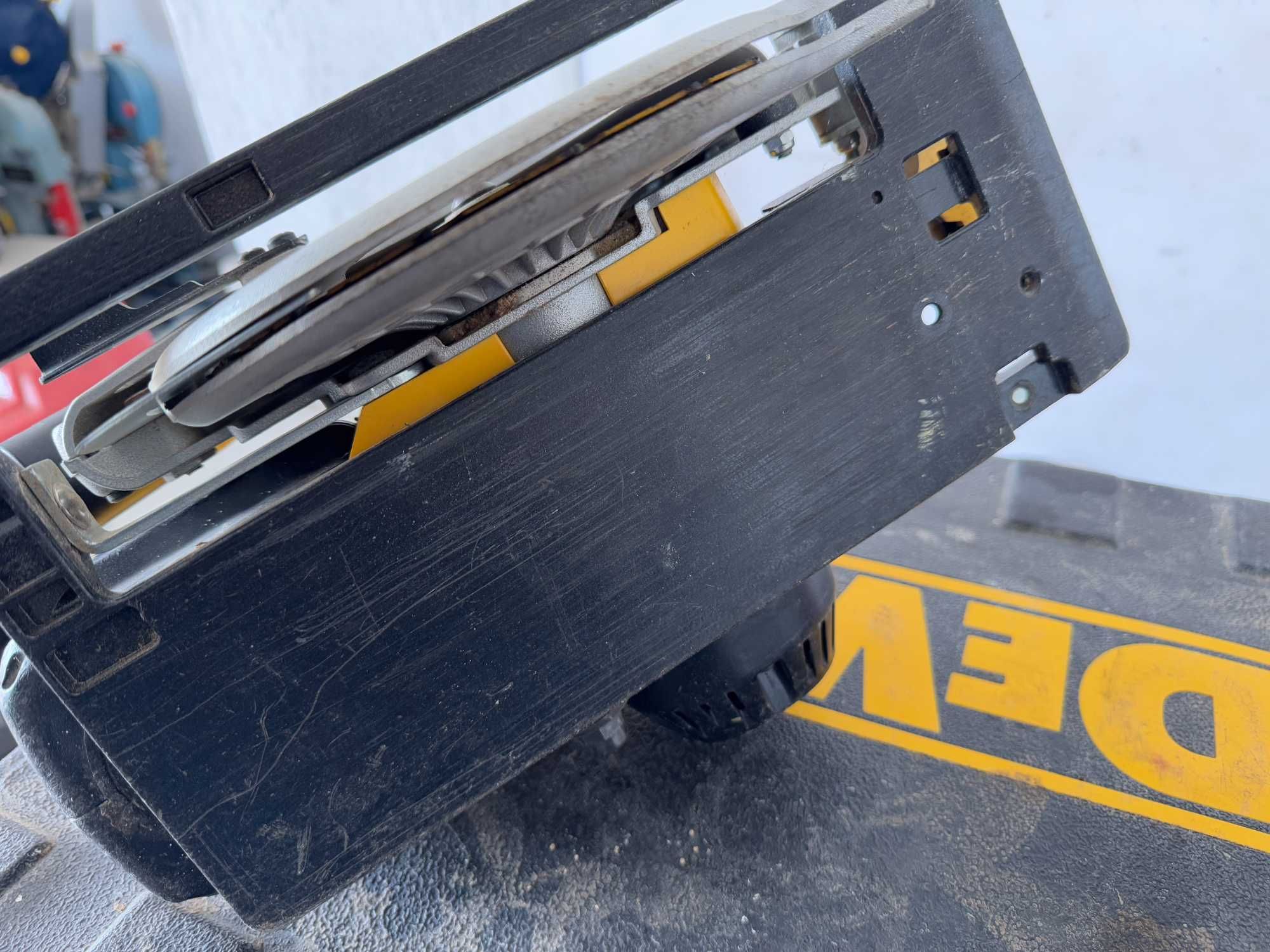 Ръчен циркуляр - Dewalt 24 V