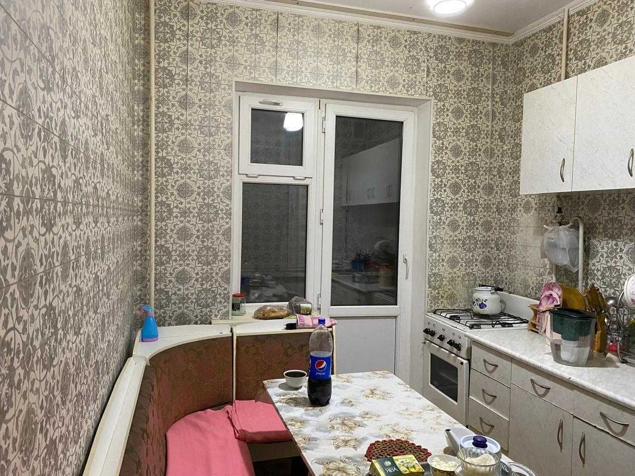 4-комнатный кв. в 10-мкр-не, на 4-этаже не угловая, улуч. пл.