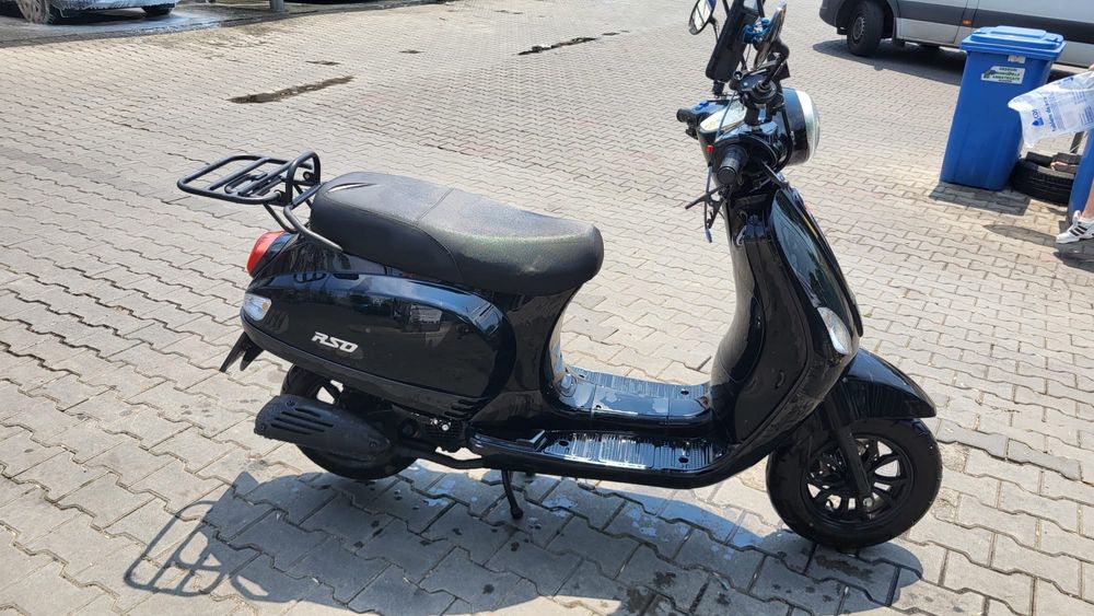 Vând scuter capri cu acte de 25km