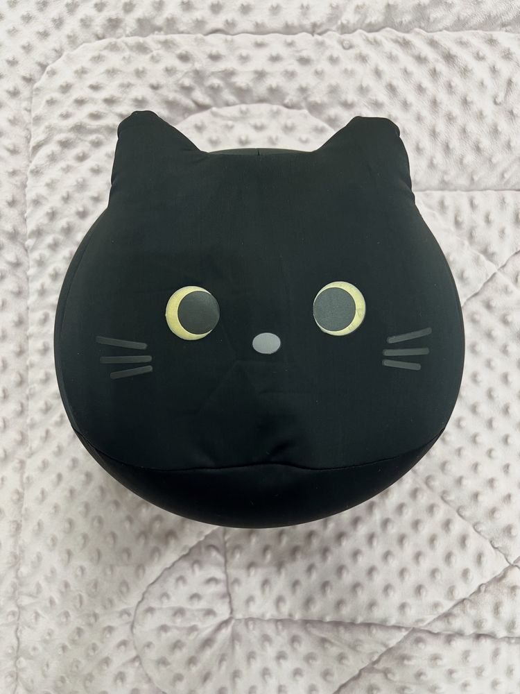 Подушки в виде черных котиков