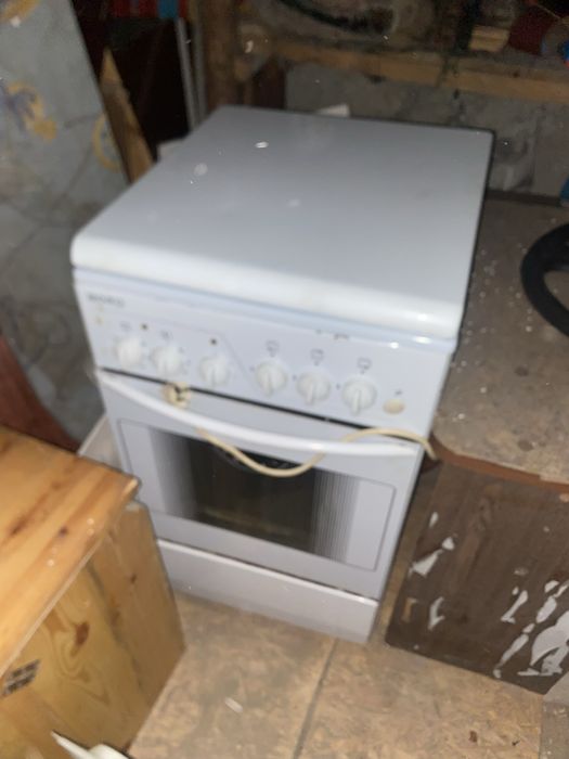 Продам газовую плиту 3 комфорки и одна электрическая и духовка все раб