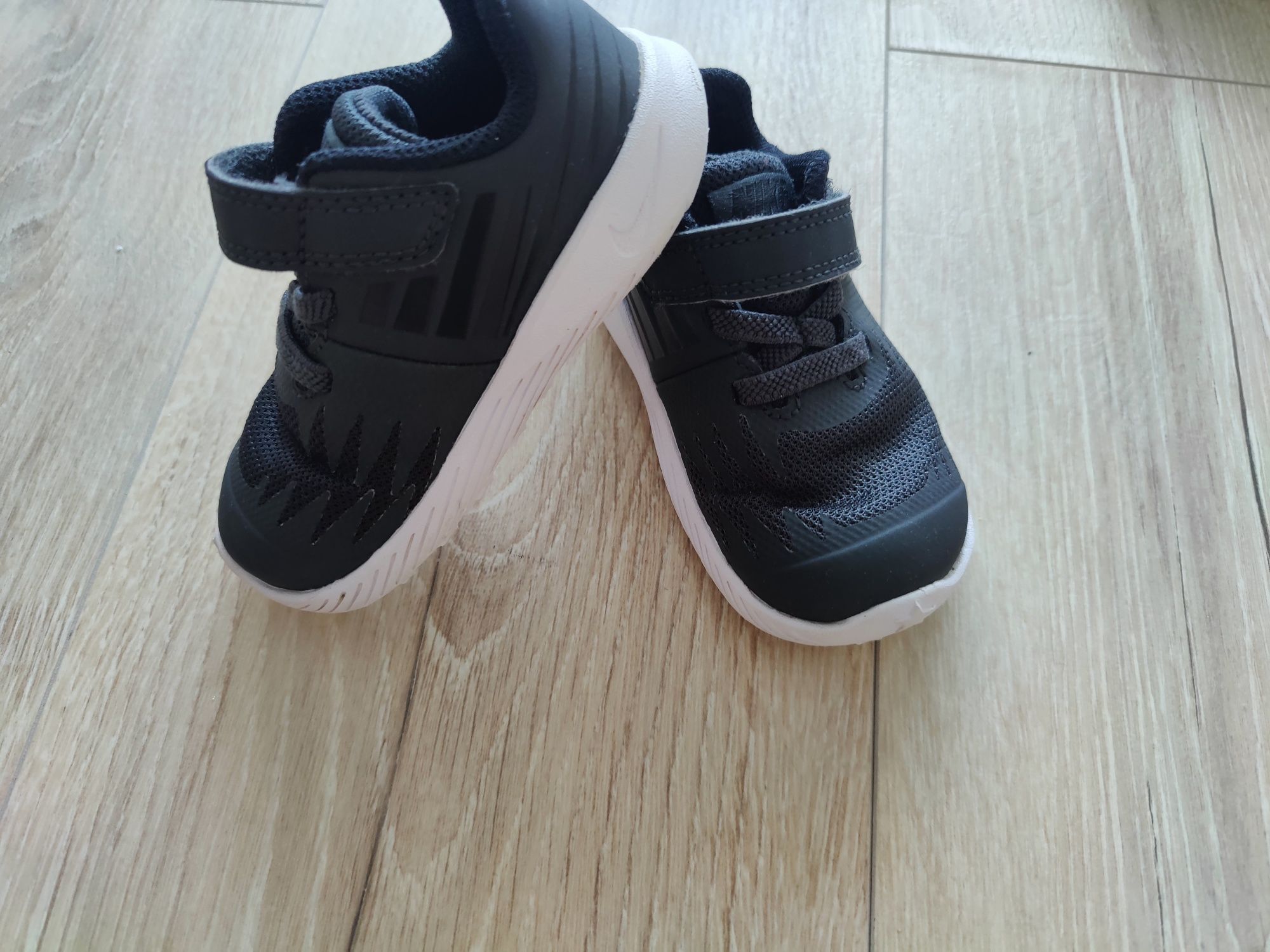 Adidași Nike mărimea 21. O purtare