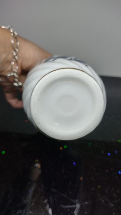 Ваза с декор син лук, без маркировка. Шарка едностранно, релеф и злато