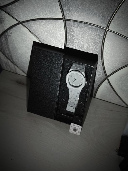 Кварцевые часы в стильной коробке