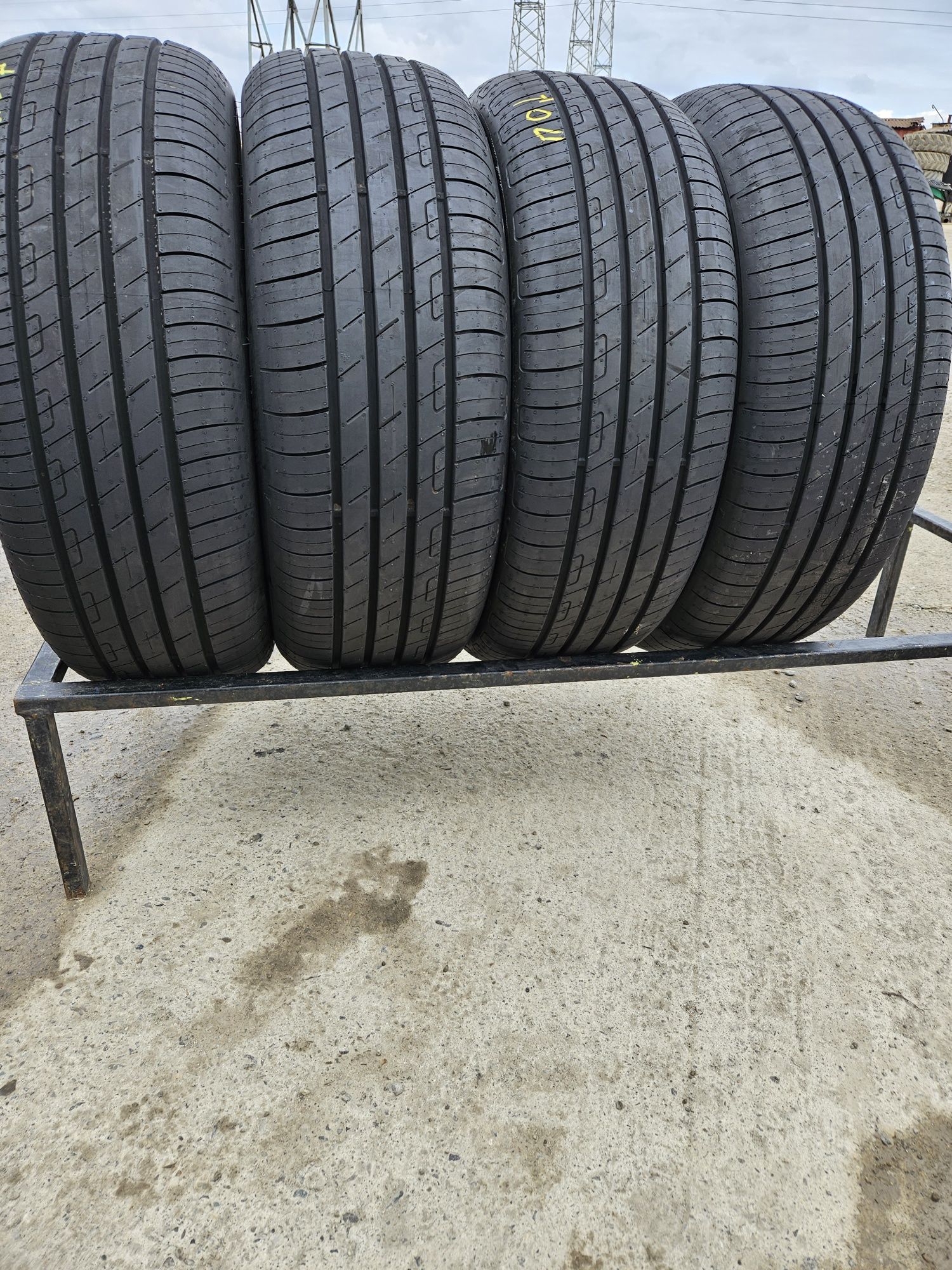 Vând anvelope vara Noi 215/55/17 215/55r17 GOODYEAR