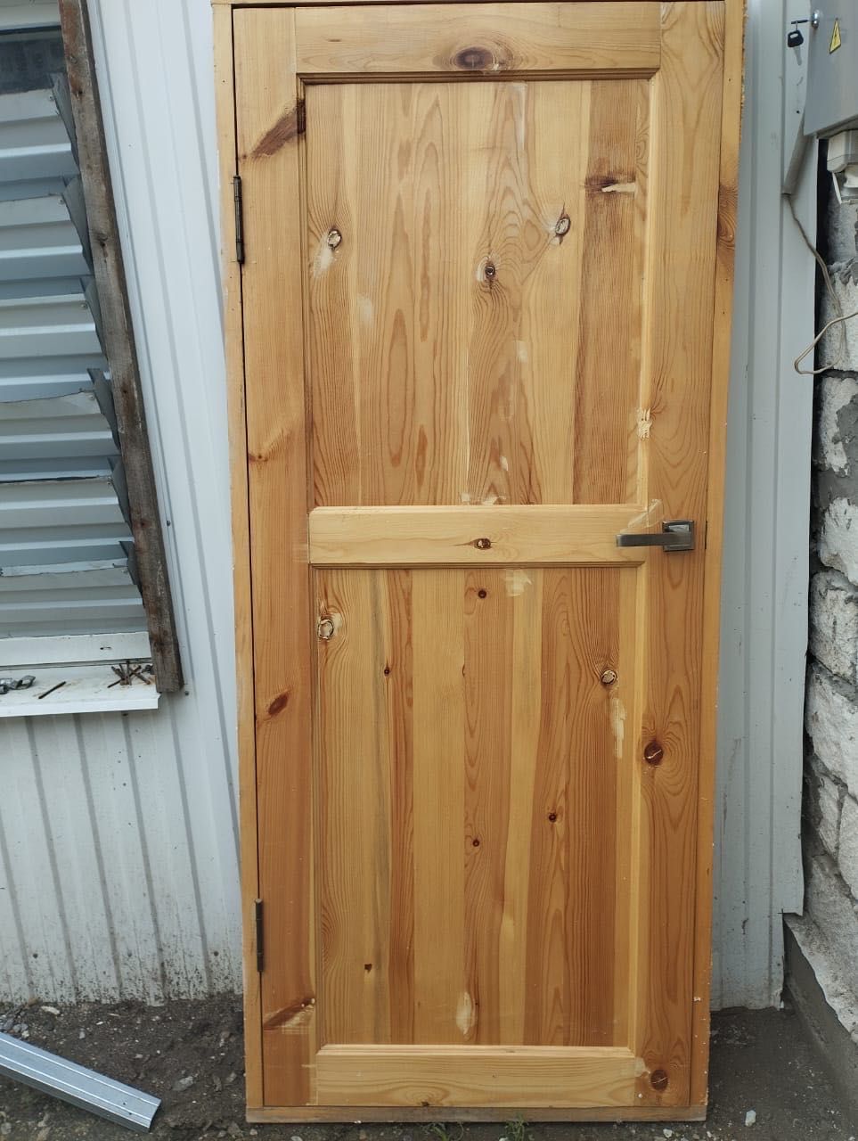 Продам деревянную дверь