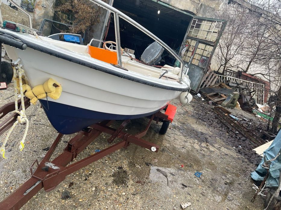 Barca 420m fibra cu motor 25 cp/2t