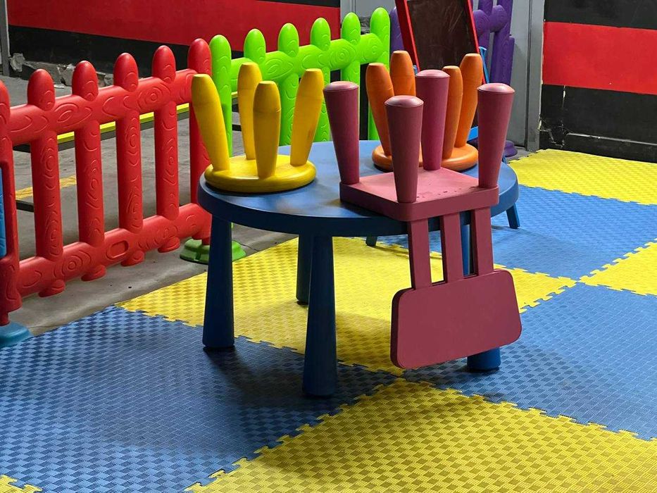 IKEA MAMMUT — детский столик + 3 стульчика