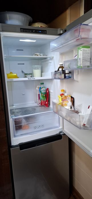 Yangi holatdagi SAMSUNG xolodelnik