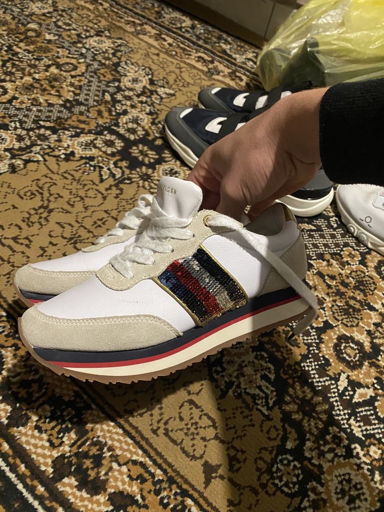 Adidasi tommy hilfiger si zara