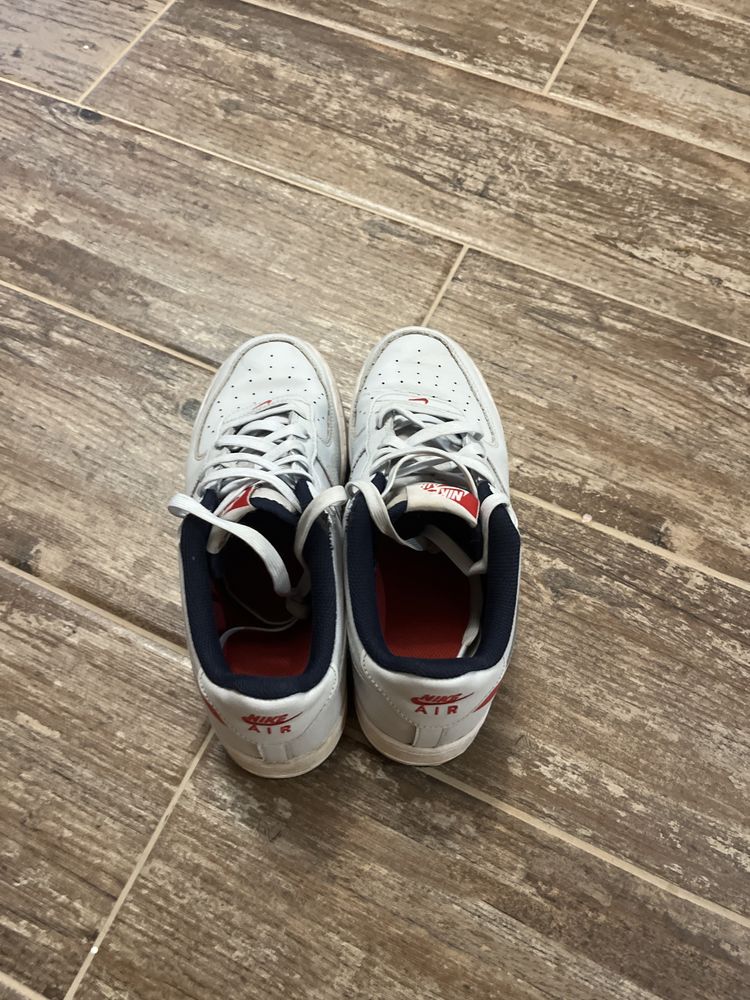 Обувки нa Nike Air Force.