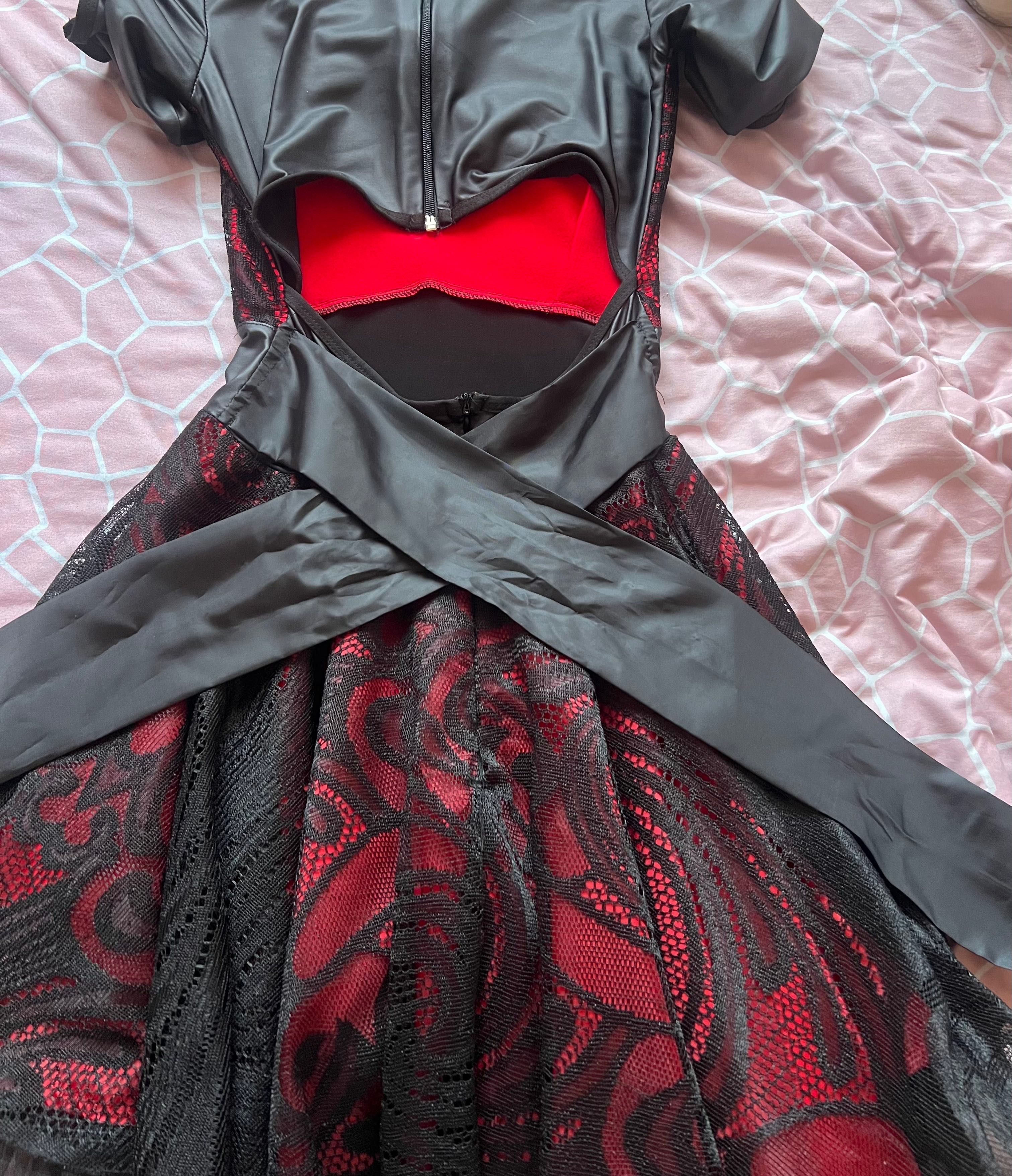 Черно с червено рокля