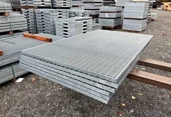 Vând grătare zincate orice dimensiune și trepte pentru scări