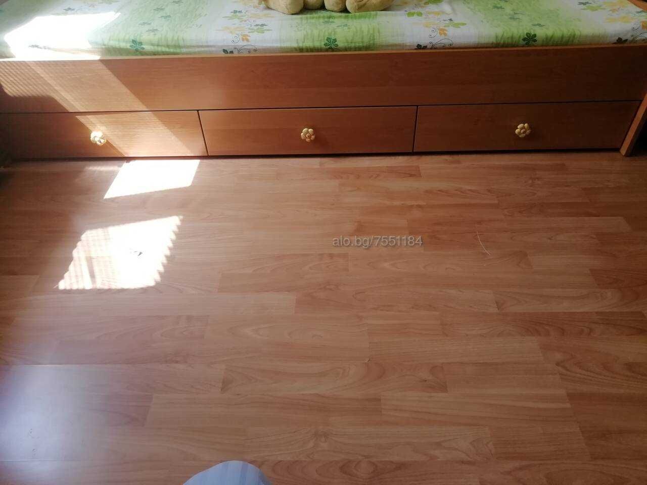 Детко легло с ракла към него