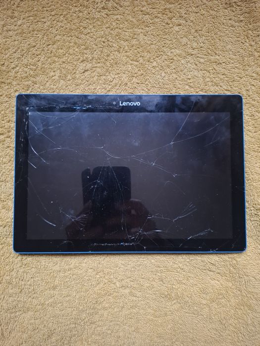 Vând tableta lenovo defecta